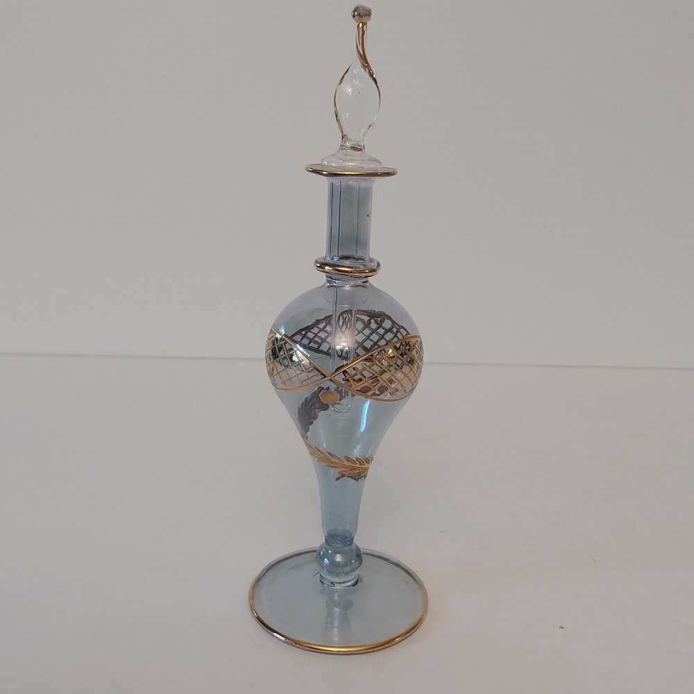 Parfum bottle with stopper